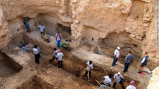 131022172641-modern-day-excavation-of-bahrain-royal-burial-mound-aali-horizontal-gallery.jpg