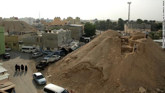 131022172645-bahrain-burial-mound-modern-day-at-aali-horizontal-gallery.jpg