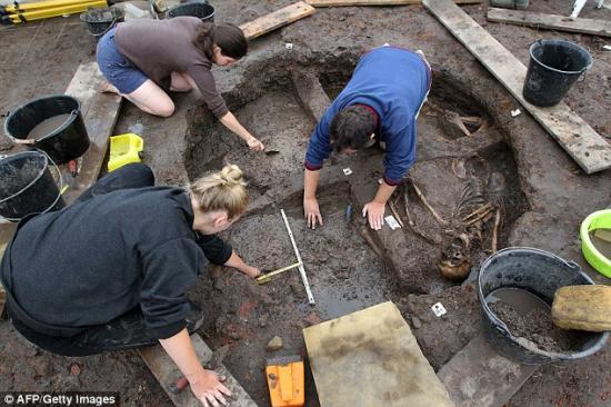 1408112460018 wps 1 researchers exhume human