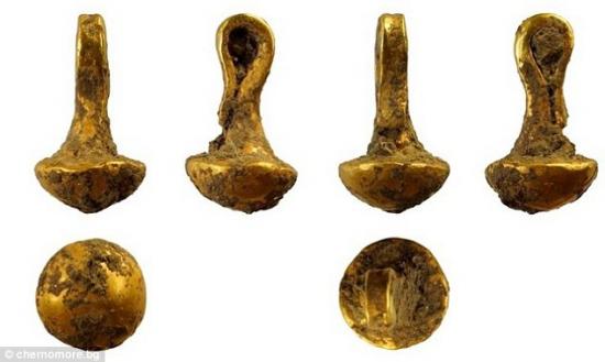 2ea49bcc00000578 3327210 a gold pendant pictured discovered on the site of a prehistoric a 41 1448034319411