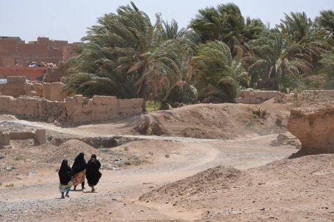 800 des femmes passent par sijilmasa pour se rendre au souk de rissani