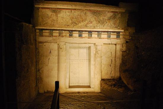 800px-facade-of-philip-ii-tomb-vergina-greece.jpg