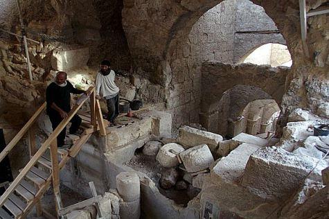 Archaeology herodian two men at excavations hebrew u