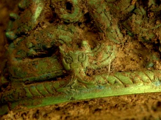 Close dragon bronze container unearthed tombs