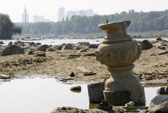 drought-reveals-artifacts-in-poland-river-pillar-59587-600x450.jpg