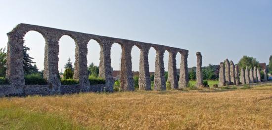 Fig1 roman aqueduct in grain field jpg 728x350 q85 jcrop 3x447x4928x2816 subsampling 2