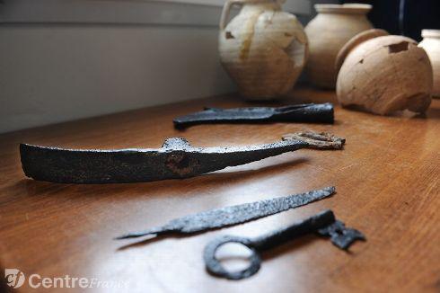 Fouilles archeologiques saran decouverte objets poterie 1790959