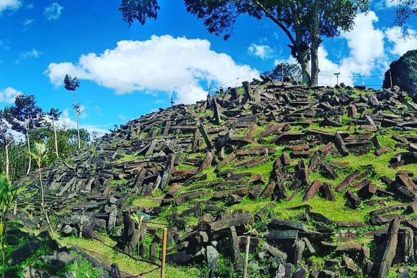 Gunung padang sits min 1