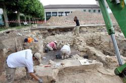 la-petite-equipe-s-emploie-a-degager-les-vestiges-de-la-premiere-universite-de-lorraine-les-fouille.jpg