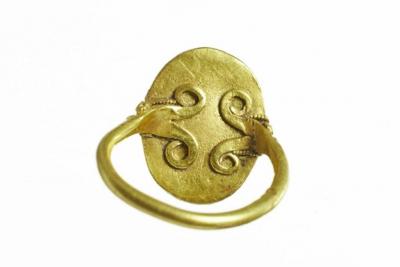 Merovingian gold ring 2 min e1708562608824 1024x684