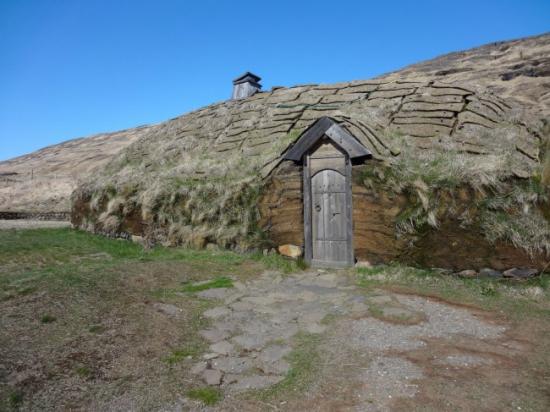 modern-reconstruction-of-eirik-the-reds-farm-in-brei-afjor-ur-iceland-650x487.jpg