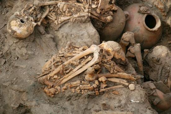 peru-tomb-80-individuals-found-skeleton-54286-600x450.jpg