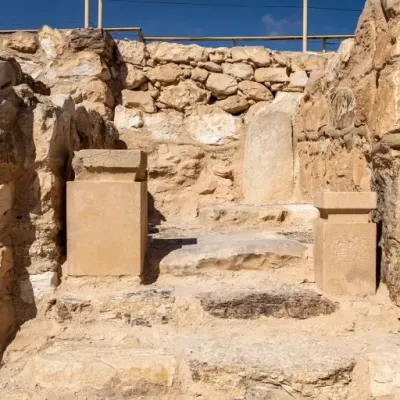 Tel arad 280321 01 temple dvir site replicas
