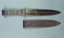 Tutankhamuns iron dagger 007